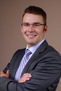 Bewerbungsfoto eines jungen Mannes im Anzug – Fotostudio Basso Essen