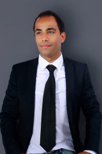 Bewerbungsfoto eines jungen Mannes im Anzug vor neutralem Hintergrund bei Fotostudio Basso