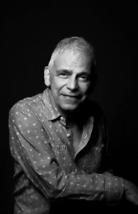 Black und White Portrait man in Ihr Studio Basso