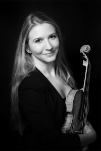 schwarz weiß bild eine frau mit Geige bei Ihr Fotostudio in Essen