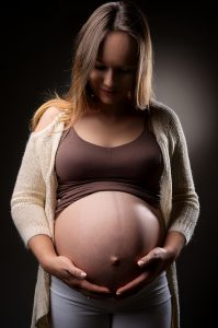 Babybauchshooting mit sanfter Beleuchtung im Studio Basso