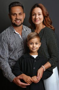 Familienfotoshooting mit Eltern und Kindern im Fotostudio Basso